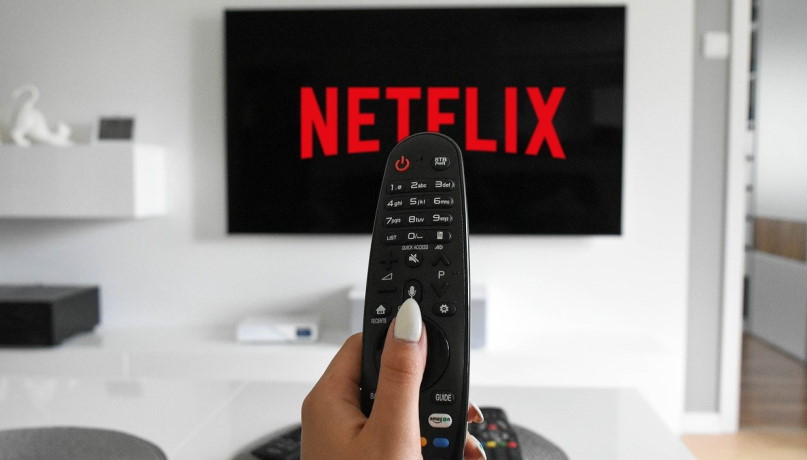 Fjernkontroll med Netflix på TV.