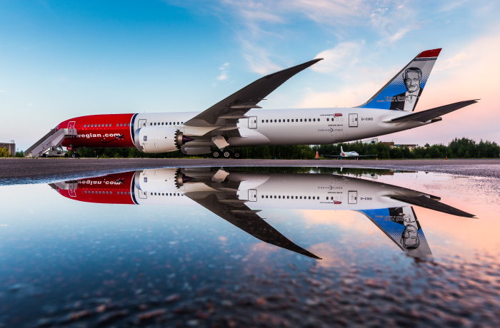 Fly fra Norwegian som speiler i vann