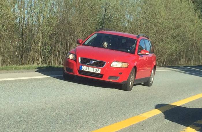 Rød Volvo på landeveien.