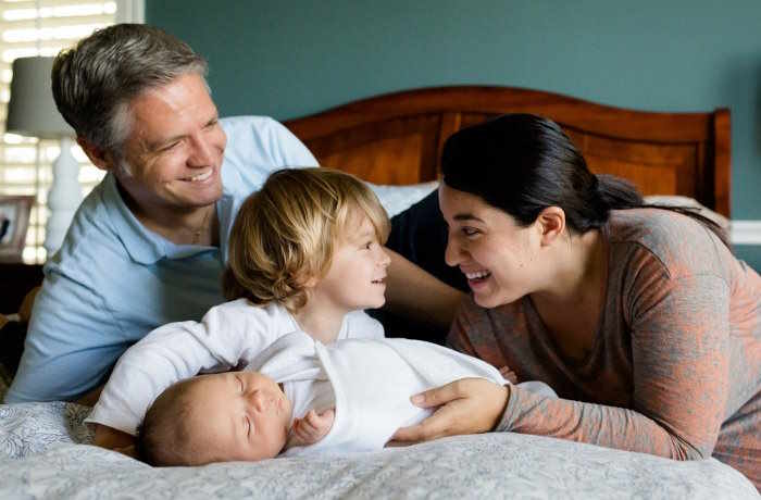 Familie i seng.