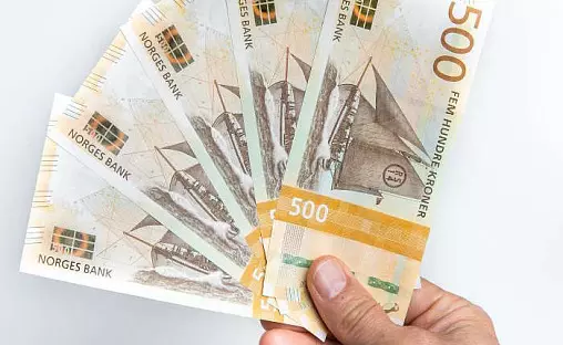 Pengesedler i hånden