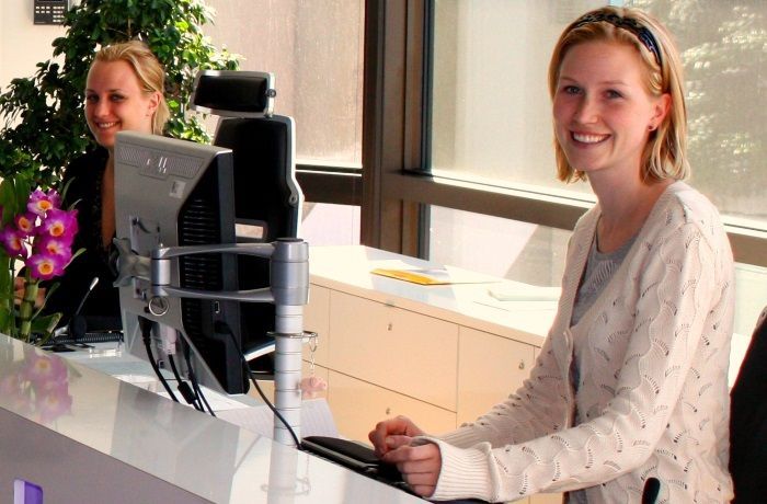 Dame som arbeider på kontor.