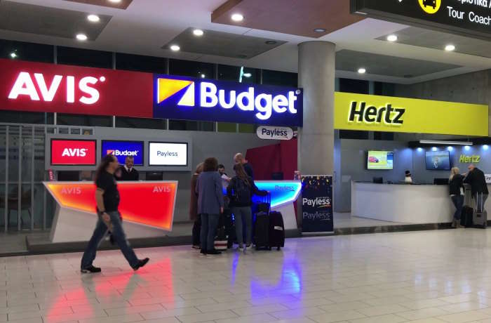 Reklameplakater for leiebilfirmaer
