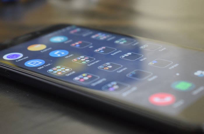 Liggende mobiltelefon
