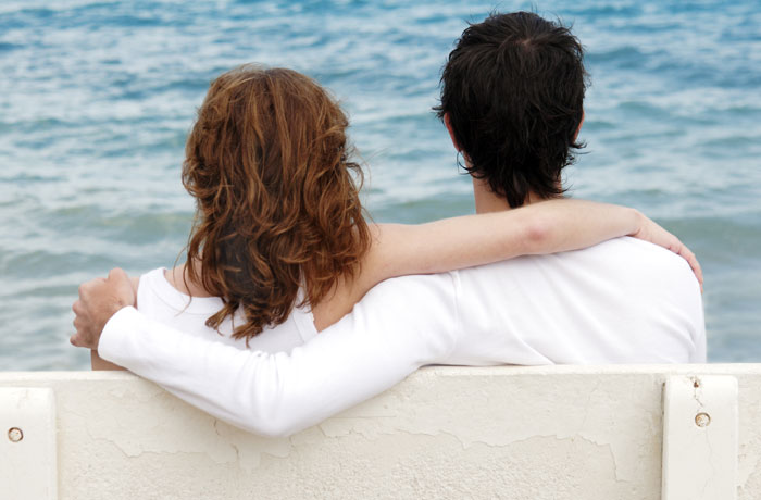 Par sittende ved vannet