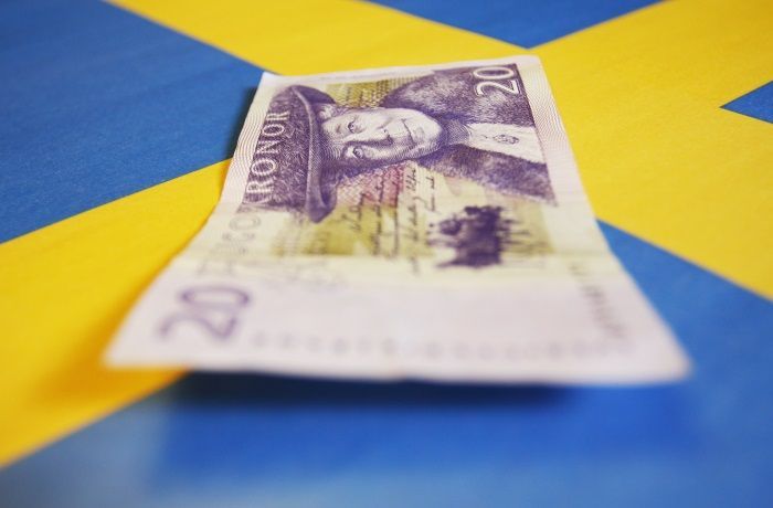 Svensk pengeseddel på svensk flagg