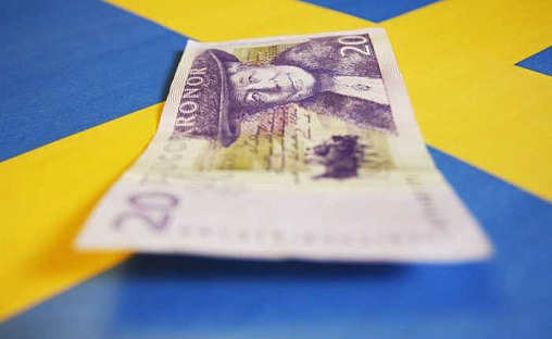 Svensk seddel på svensk flagg