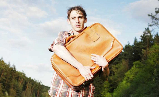 Mann med koffert