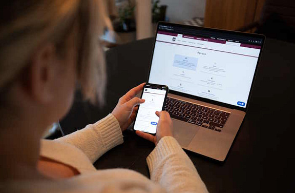 Kvinne ser på skattemeldingen.