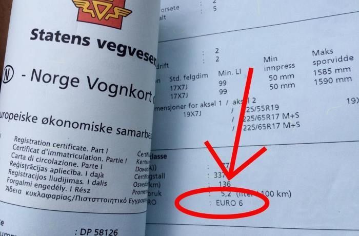 Bilde av bilens vognkort med rød pil mot Euro 6 merke